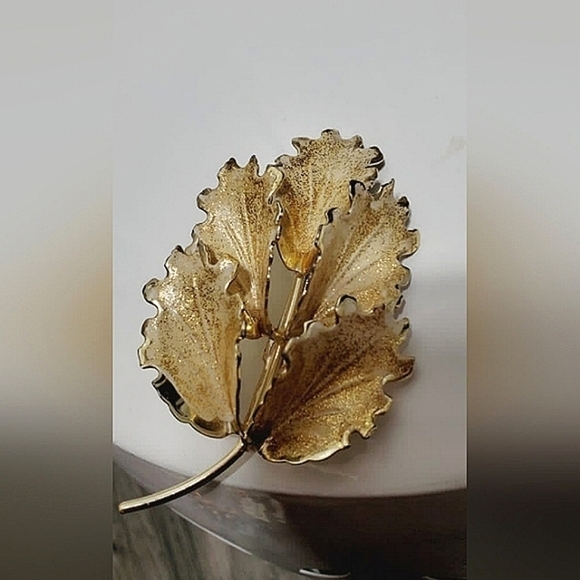 Vintage Maple Leaf Brooch Pin. 🌴 - Picture 1 of 5